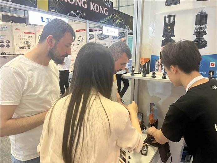 Xingkena trade show customer photo 12